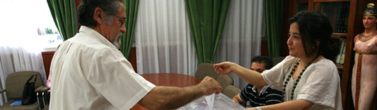 El candidato a la Alcaldía, José García Solano, ejerce su derecho al voto