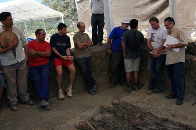 Lectura de los documentos junto a los restos de los fusilados