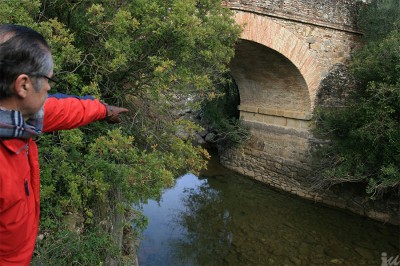 José García señalando la grieta del puente