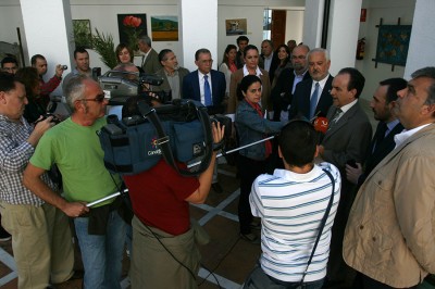 Rafael Rodíguez atendiendo a los medios de comunicación