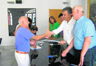 Acto de entrega ayer en Ubrique donde un beneficiaro recibe la ayuda de manos de Manuel Cárdenas