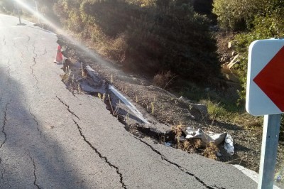 Socavón en la carretera