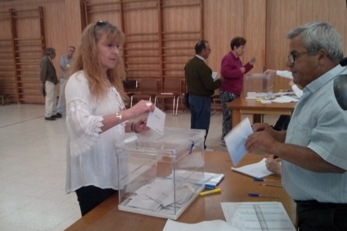 Pepi Morales votando en su colegio electoral