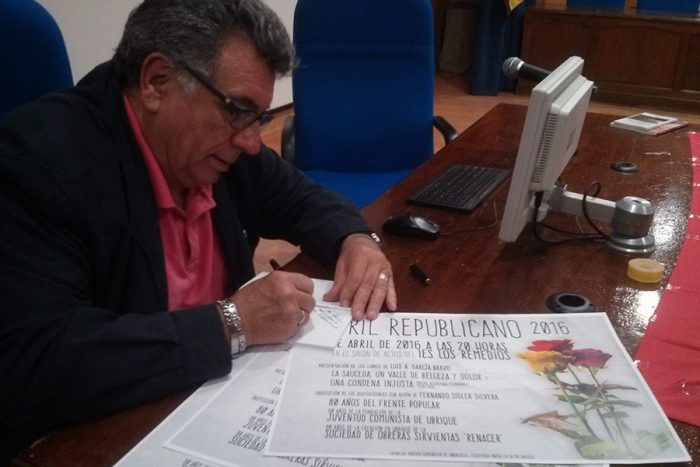 Luis A. García firmando