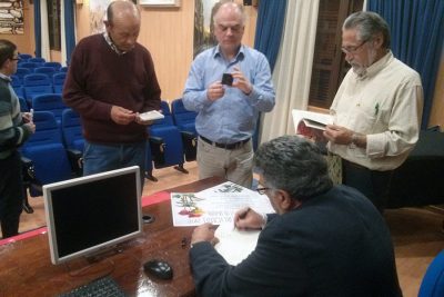 Firma de ejemplares de libros