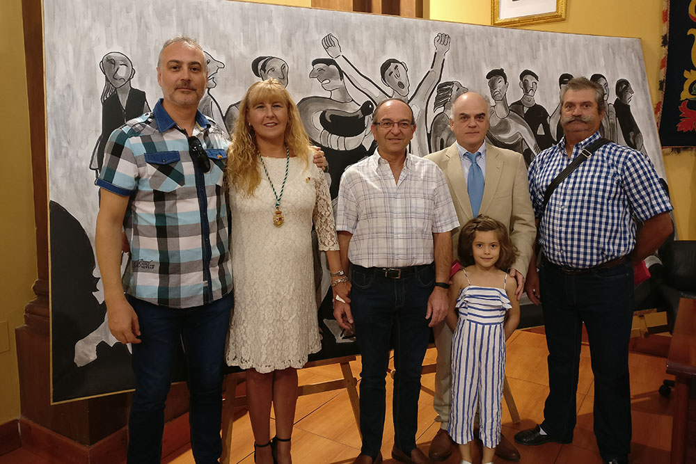 Integrantes de IU ante el cuadro de Agüera