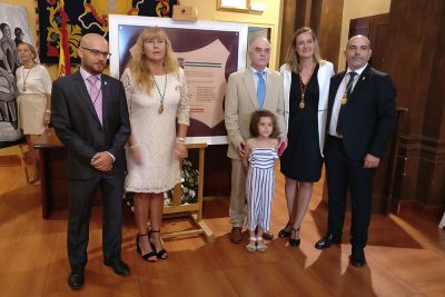 Portavoces municipales junto la placa homenaje